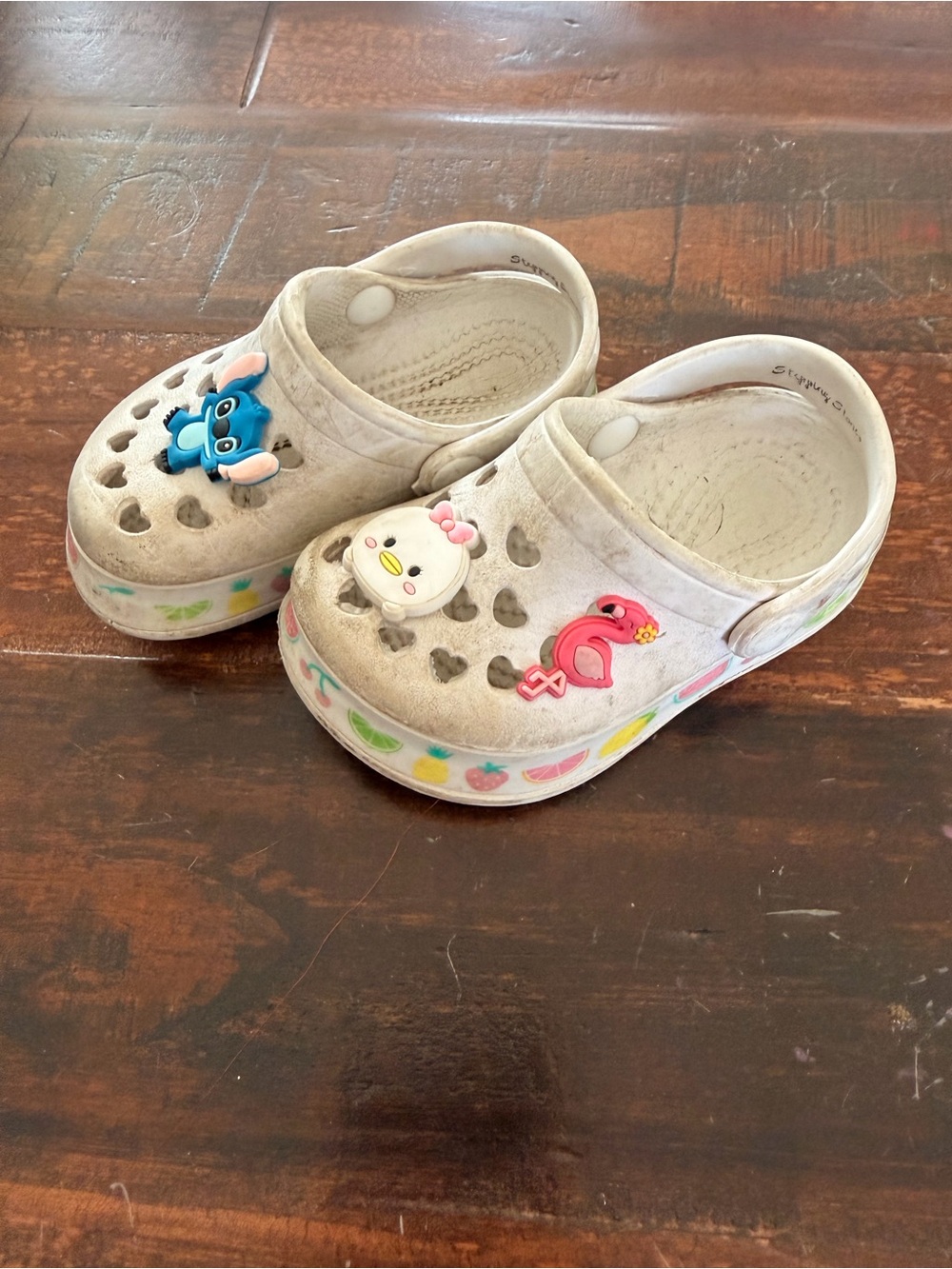 👚CLOSET CLEAN OUT SALE👖Kids Slip-On Clogs with Cute Charms - White size 4